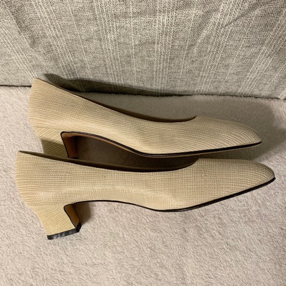 SALVATORE FERRAGAMO Narrow Fit Cream Kitten Heels - Picture 3 of 10